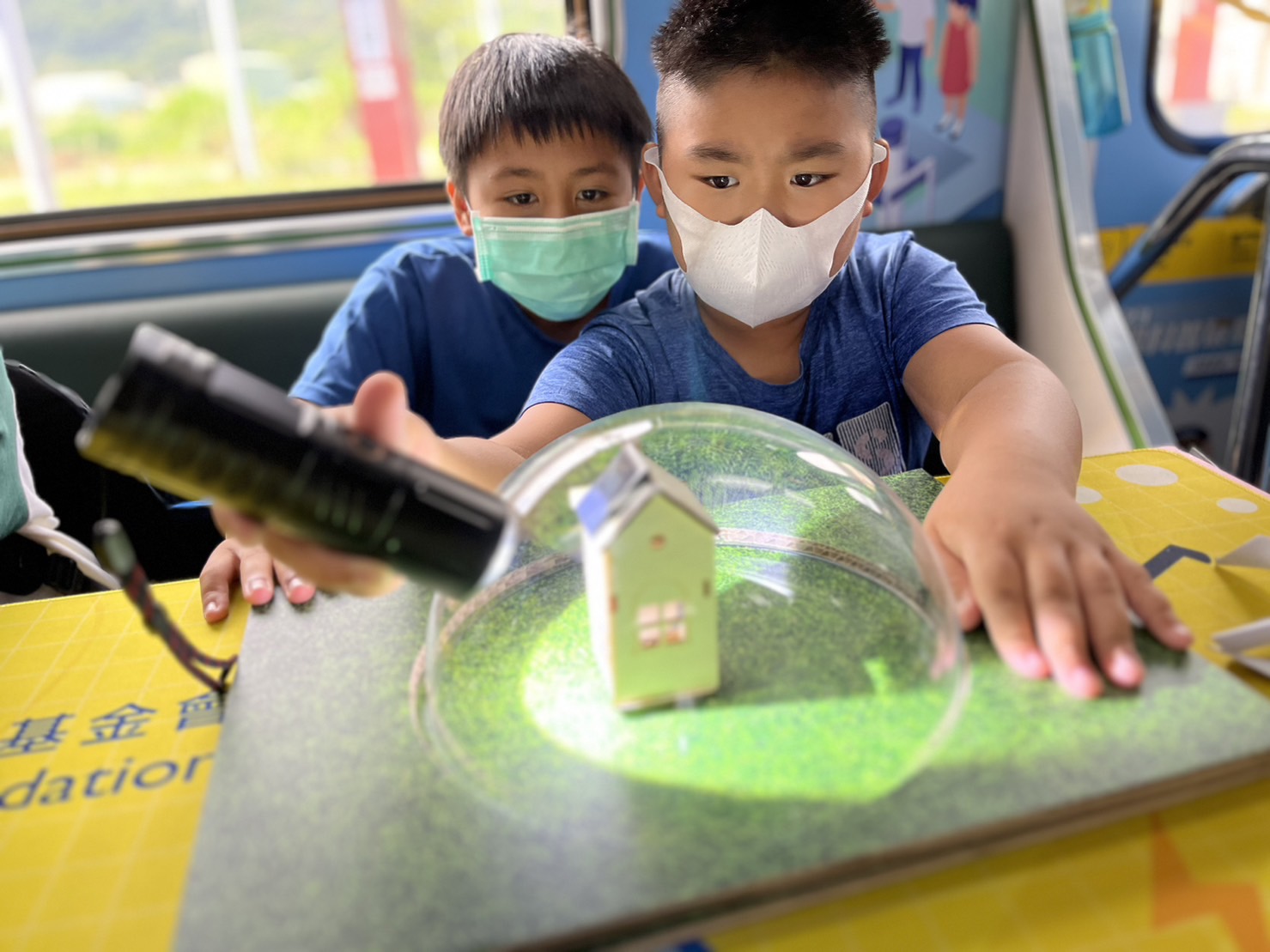 8868体育參與基礎科學主題車廂，以STEAM教學精神，設計「逐日科學家」、「太陽能工程師」以及「淨零建築師」三大能源科普課程和實驗