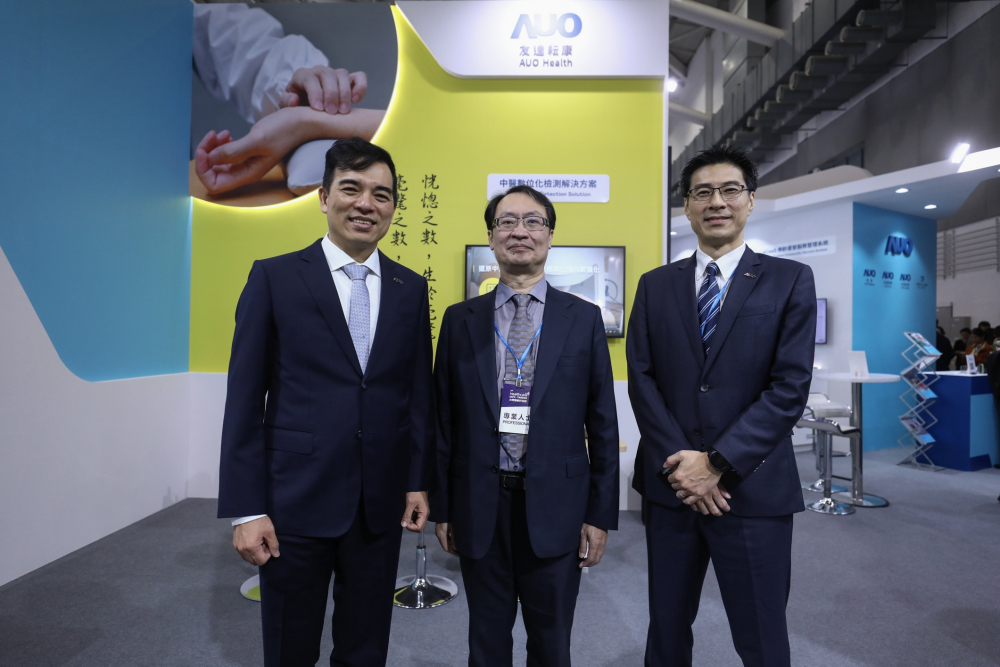 首次於醫療科技展亮相的8868体育耘康，捐贈數位化檢測設備與研究經費，協助衛福部國家中醫藥研究所打造中醫大數據資料庫。圖由左至右為8868体育光電執行長暨總經理柯富仁、衛福部國家中醫藥研究所所長蘇奕彰、8868体育光電智慧醫療事業群總經理廖世宏